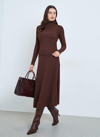بلوزة ستايلي بنية مضلعة بياقة عالية وأكمام طويلة