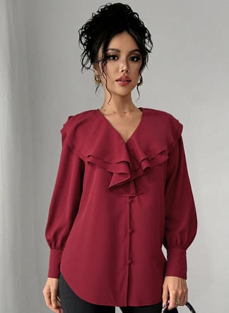 بلوزة نسائية حمراء بياقة على شكل حرف وكشكشة أنيق من تايك تو